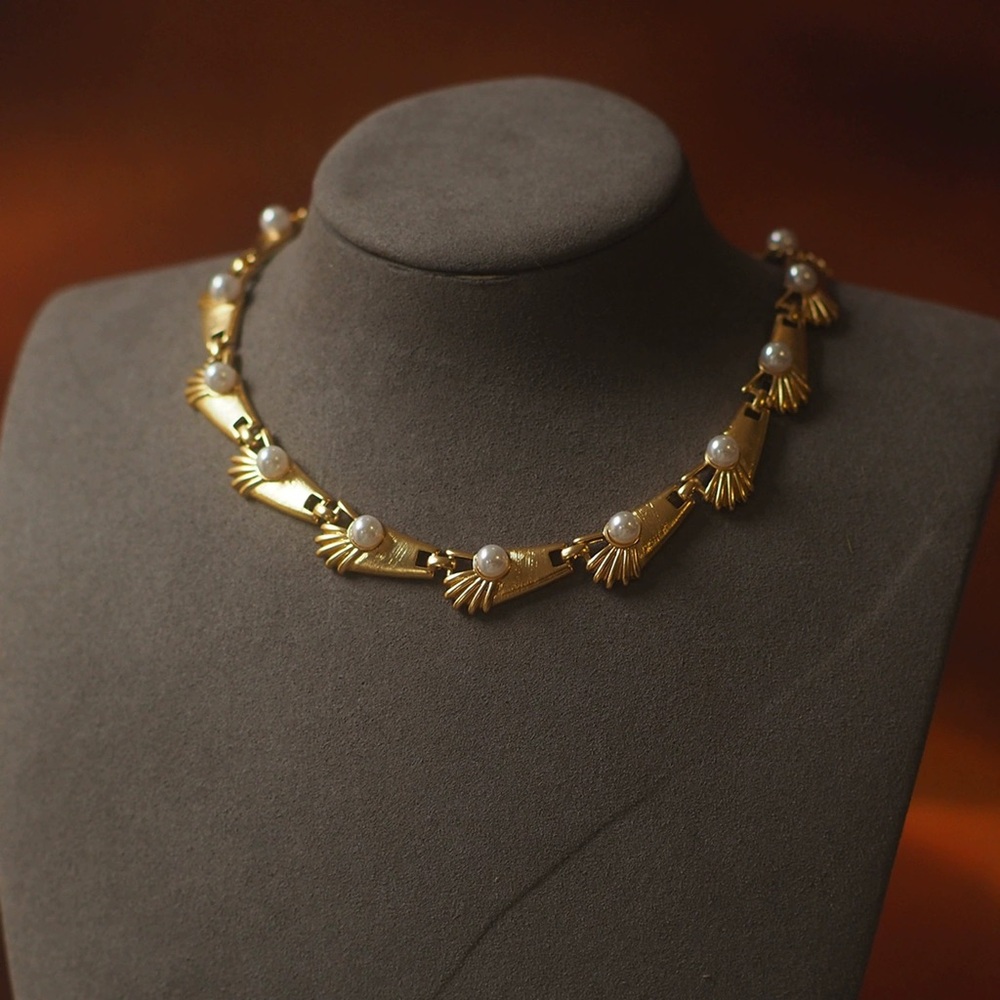Elegant Gold and Pearl Necklace
